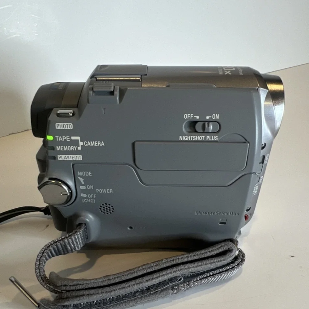 Sony Handycam DCR-HC40 MiniDV Silver 12x Zoom NightShot+ Case AC Adapter
